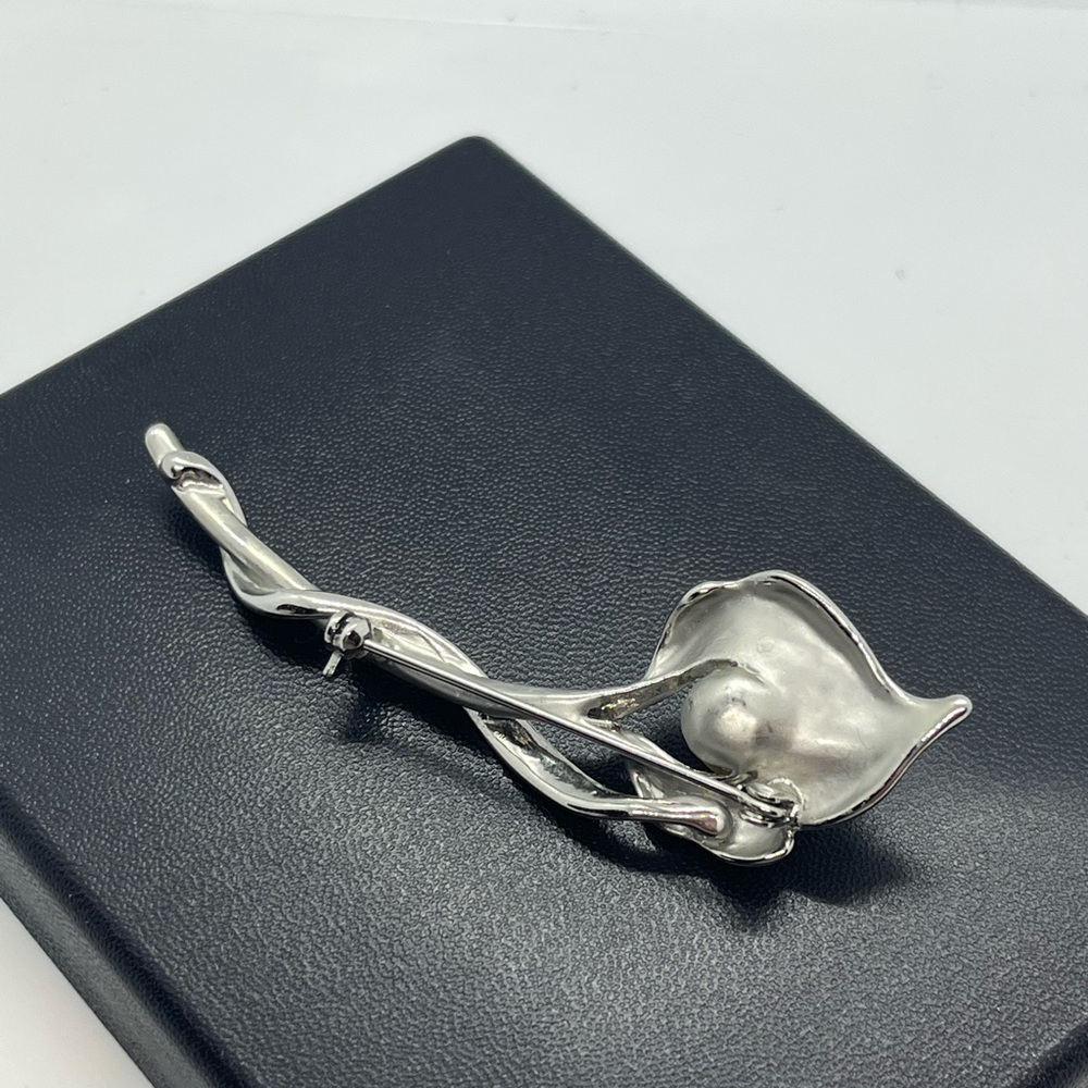 Silver tone faux pearl vintage flower brooch pin - Picture 9 of 11